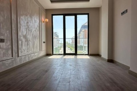 Продажа квартиры  в Стамбуле, Турция 9 комн., 200м2, №186491 – фото 19