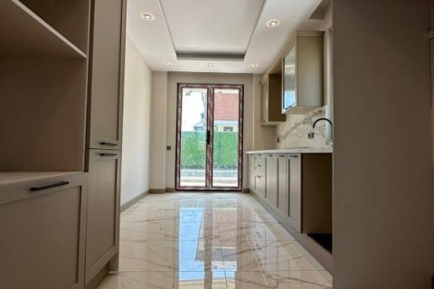 Продажа квартиры  в Стамбуле, Турция 9 комн., 200м2, №186491 – фото 28